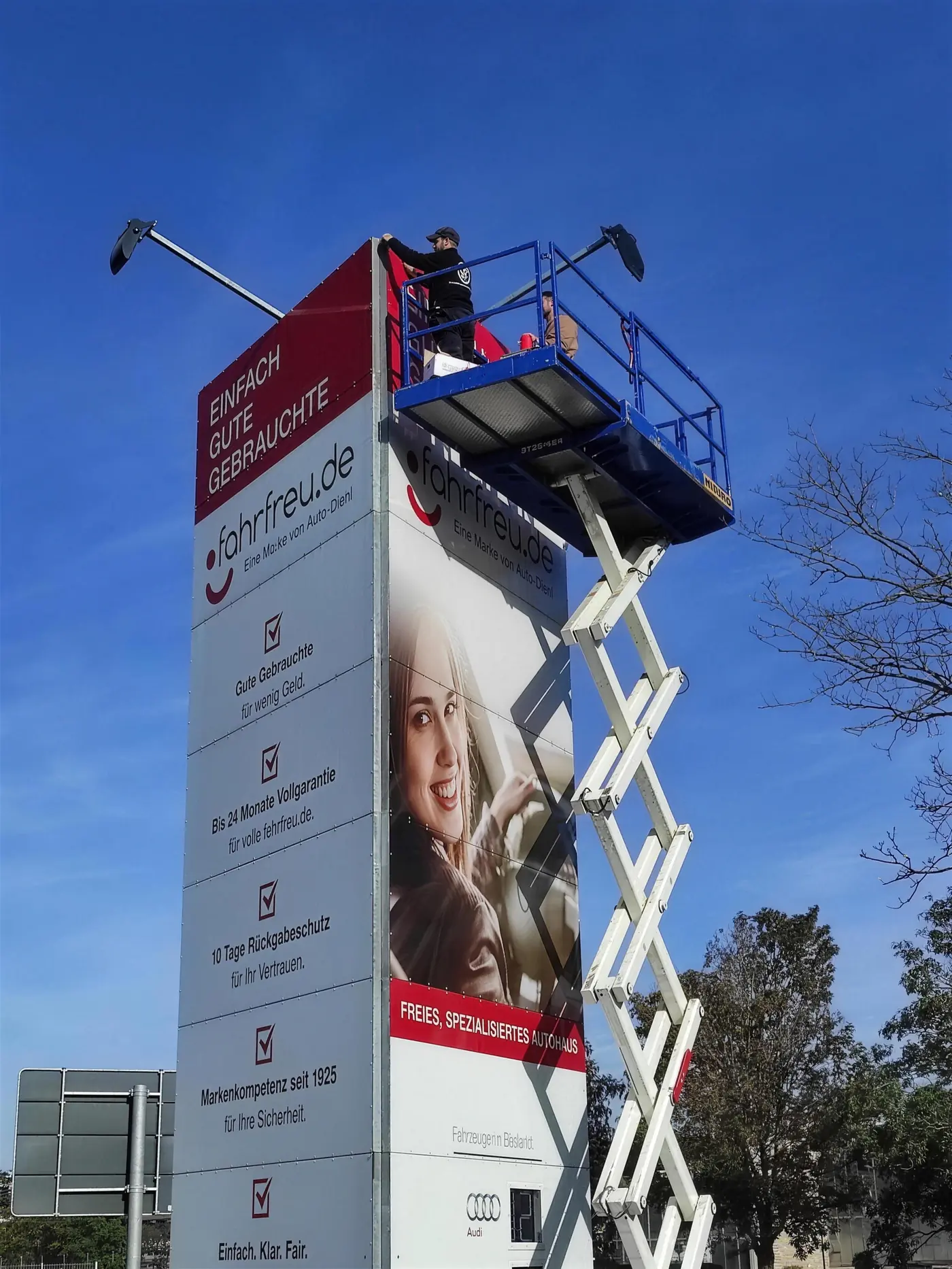 Werbepylon – Montage per Hubsteiger – fahrfreu.de