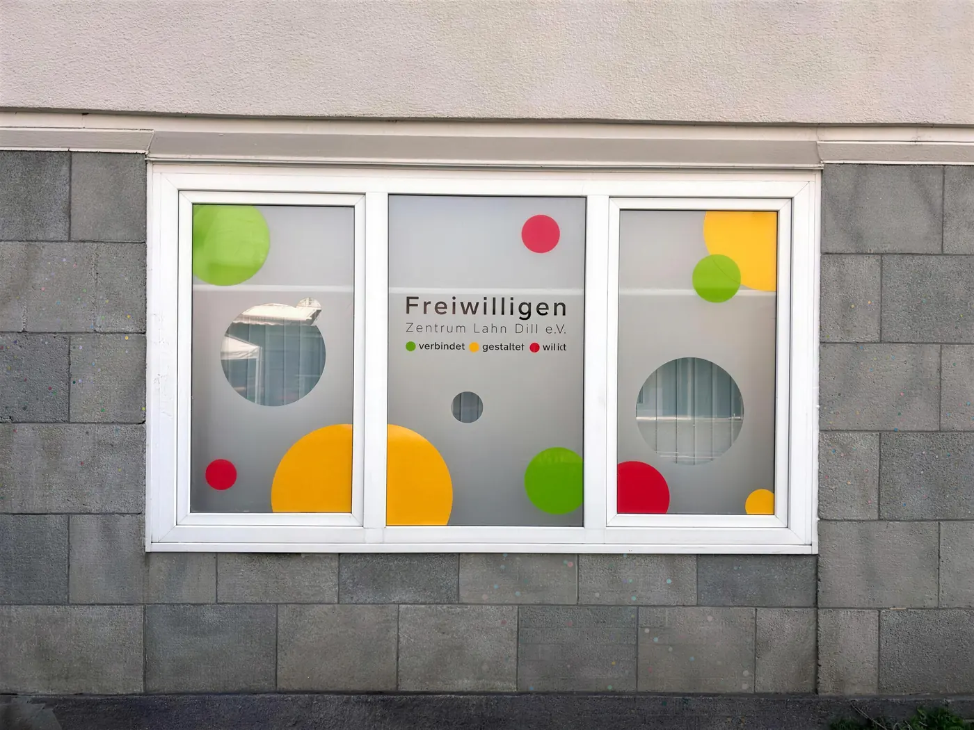 Schaufensterdekor mit Farbpunkten – Freiwilligenzentrum Lahn-Dill