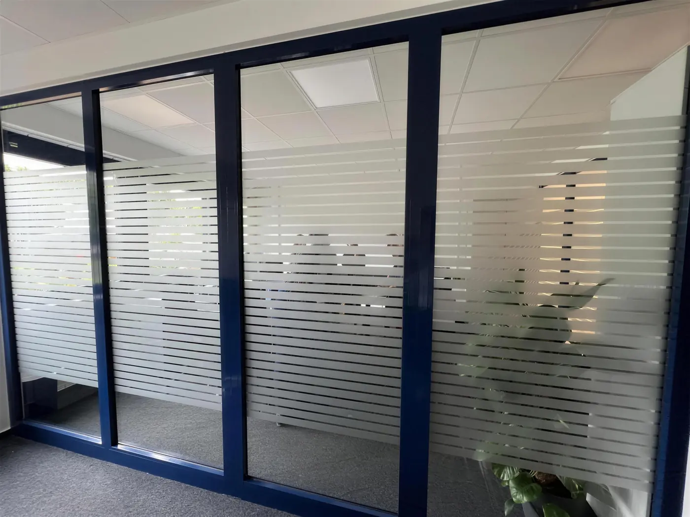 Bürotrennwand aus Glas mit Milchglasfolie in Streifenoptik