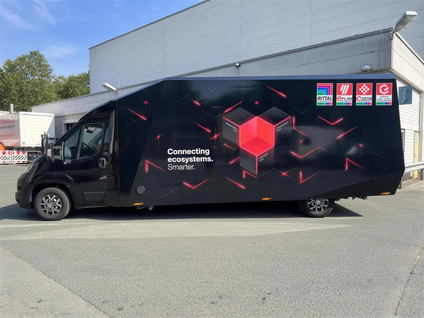 Vollfolierter Transporter mit Kampagnenmotiv für Rittal