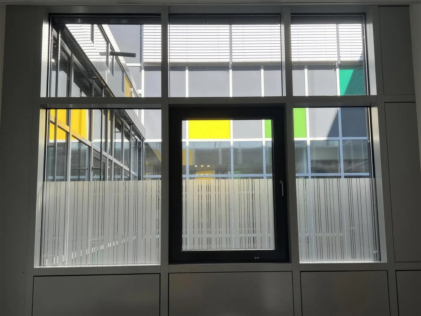 Fensterfront mit Sicht- und Sonnenschutzfolie